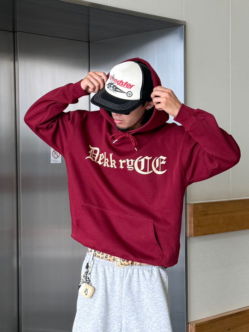 ゴシックレタリングパーカー DPB90038