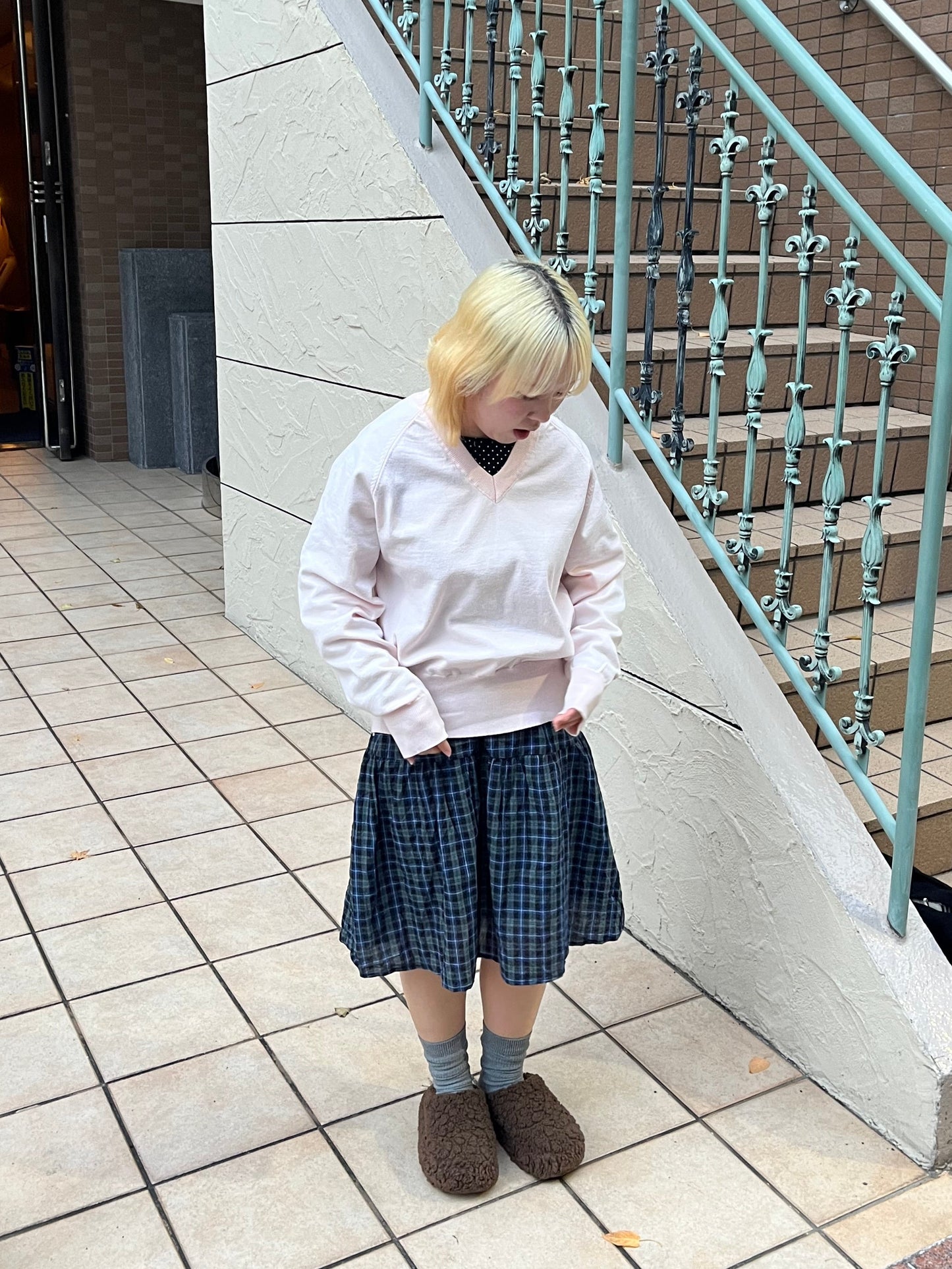 マイルドカラーVネックニット DPB97054