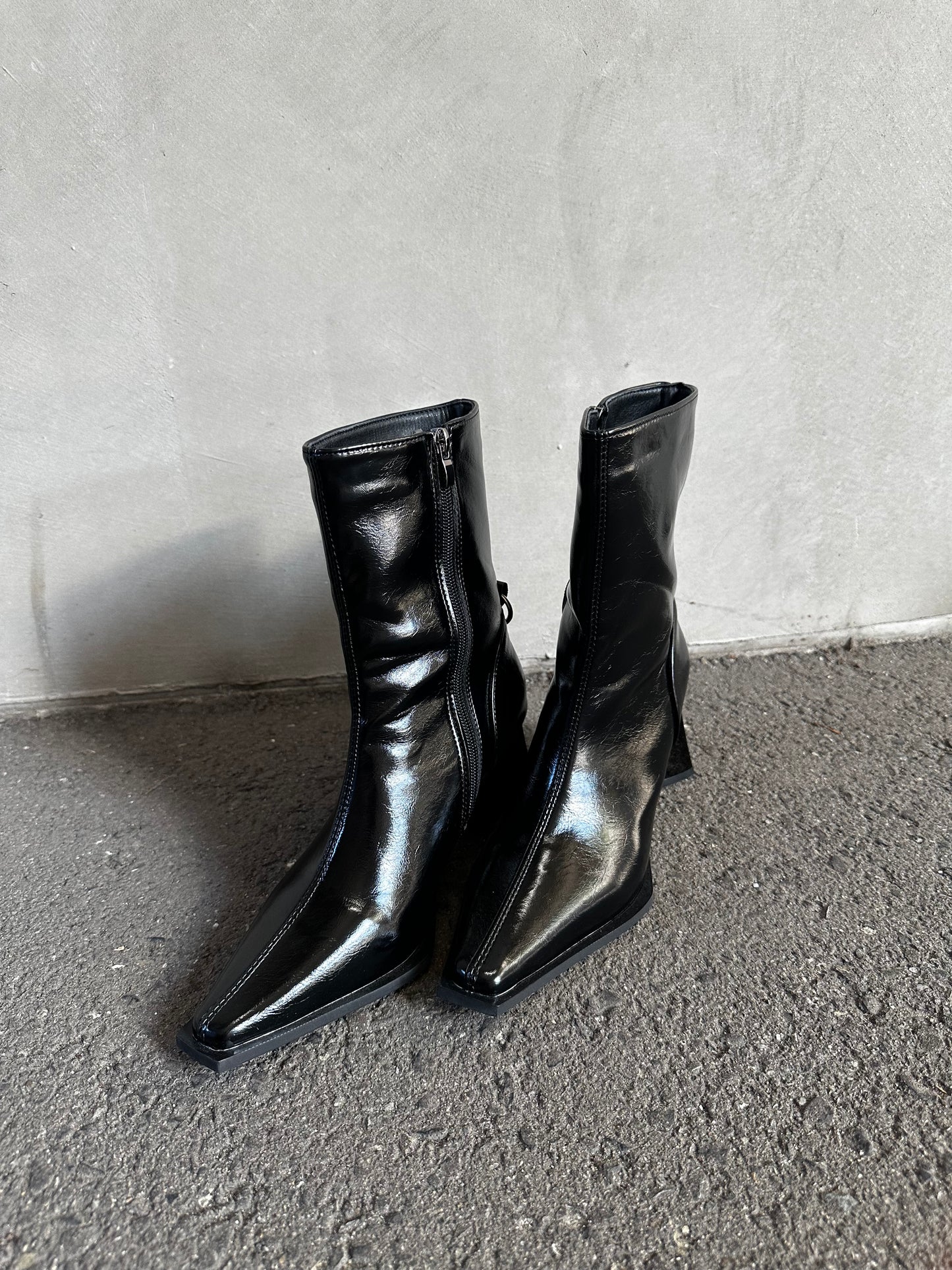 ポインテッドトゥブーツ DPB26671