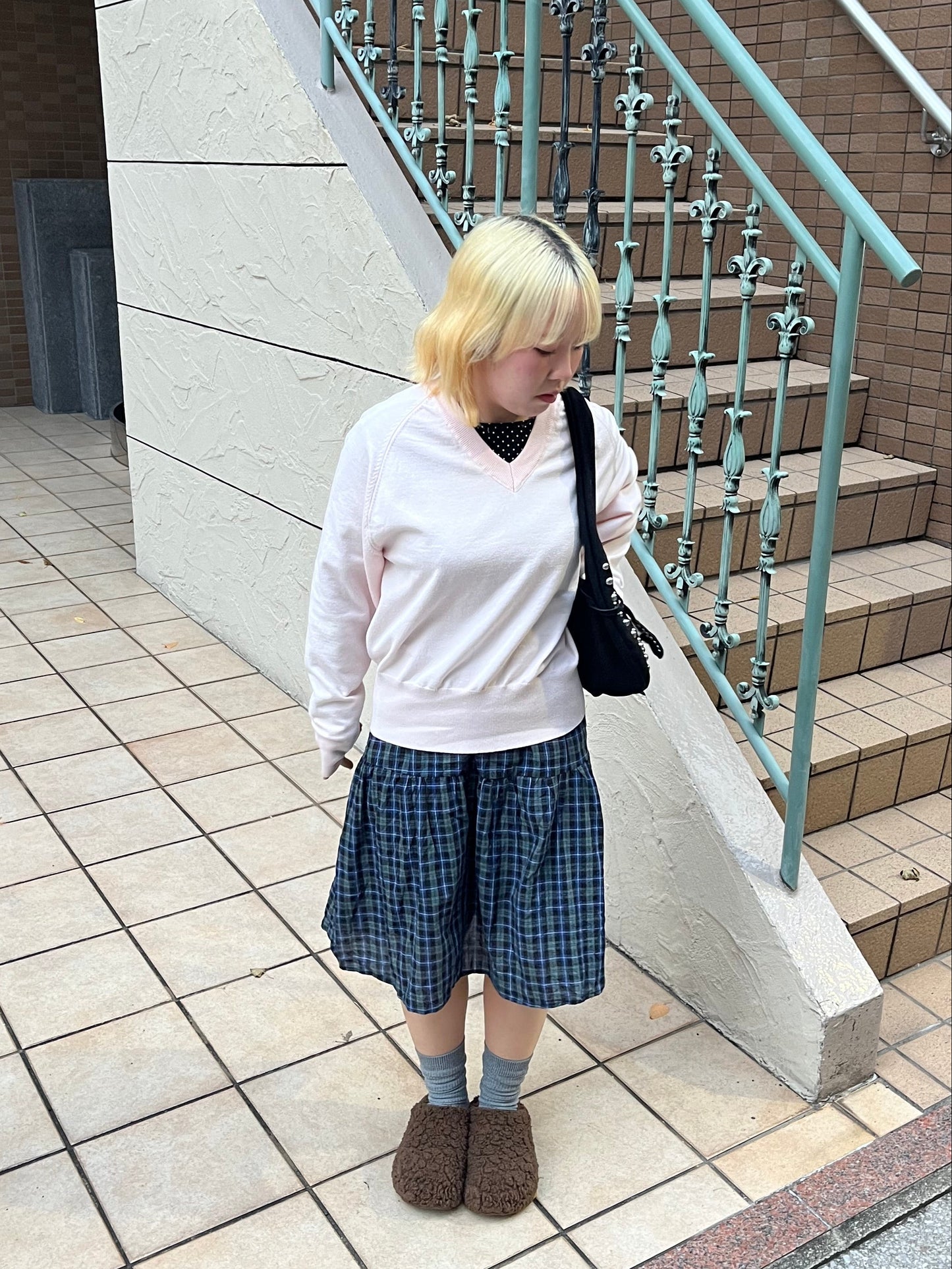 マイルドカラーVネックニット DPB97054