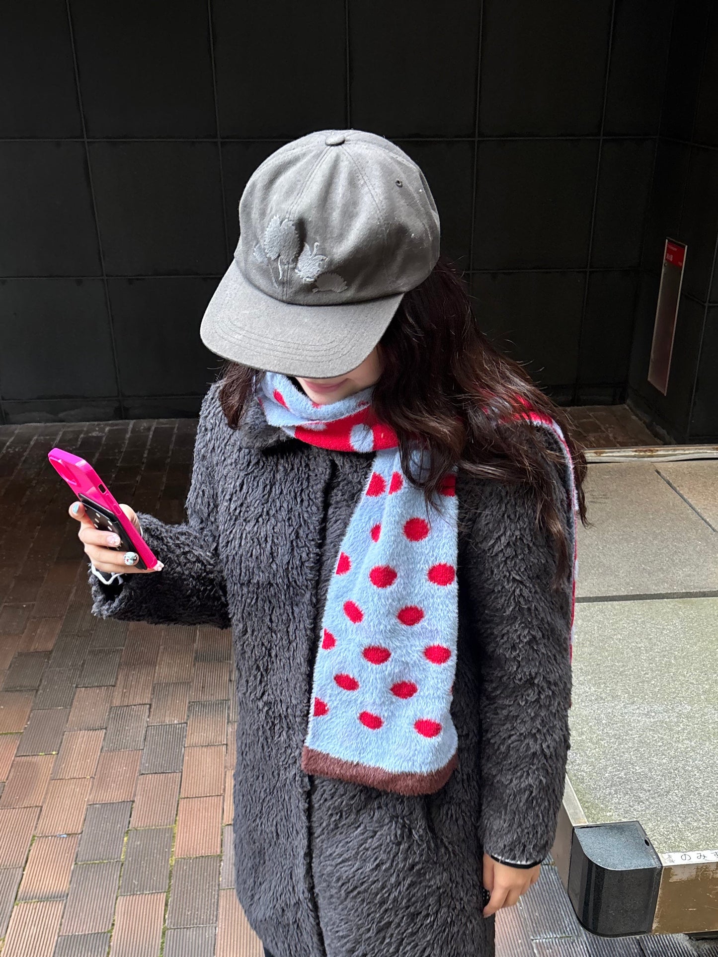 リバーシブルミディアムドットマフラー DPB89108