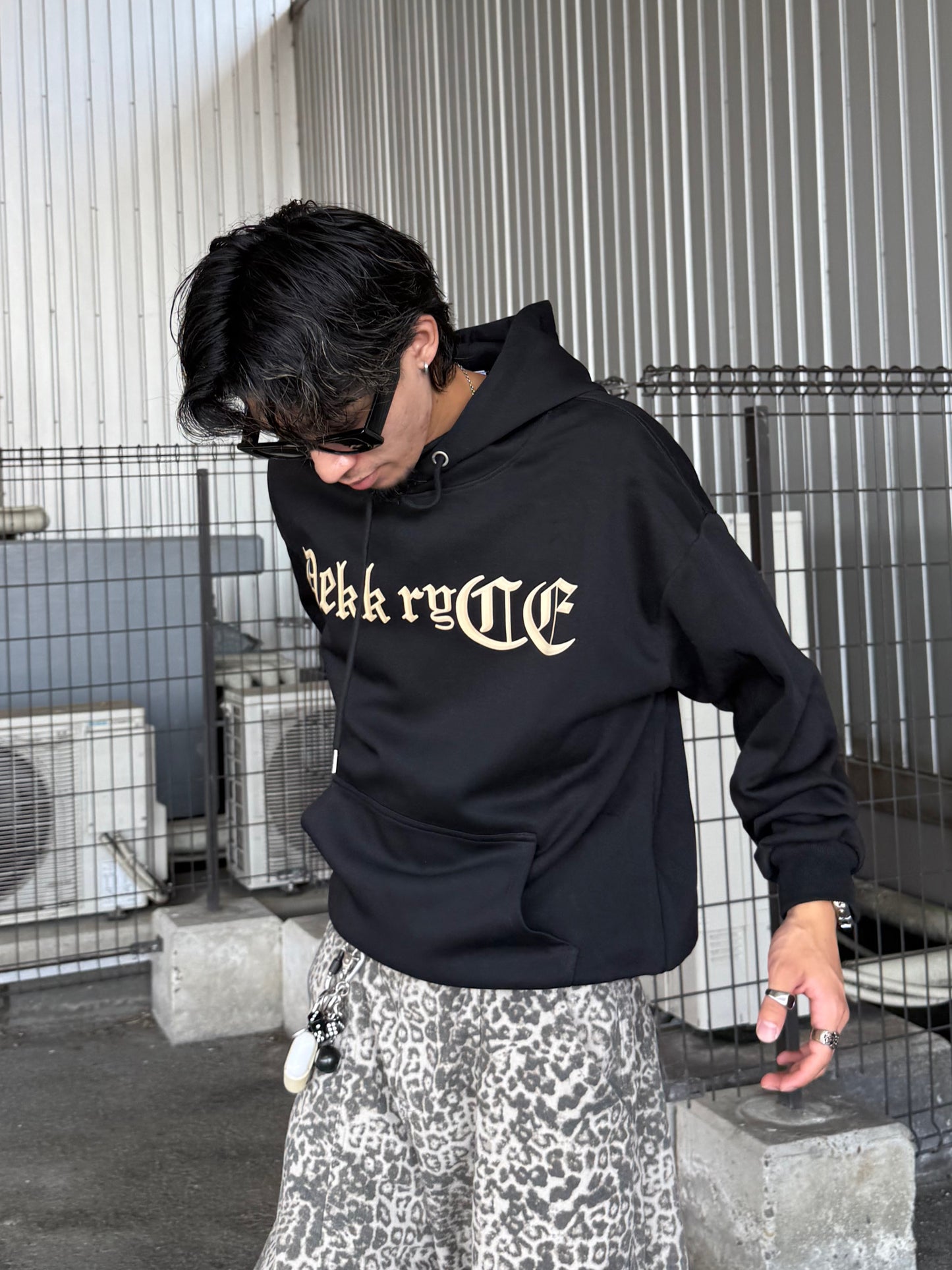 ゴシックレタリングパーカー DPB90038